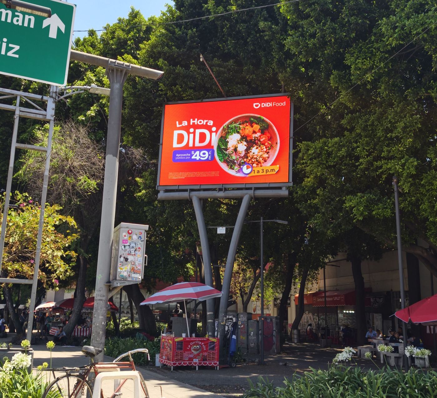 Digital billboard at Chapultepec and Cuauhtémoc