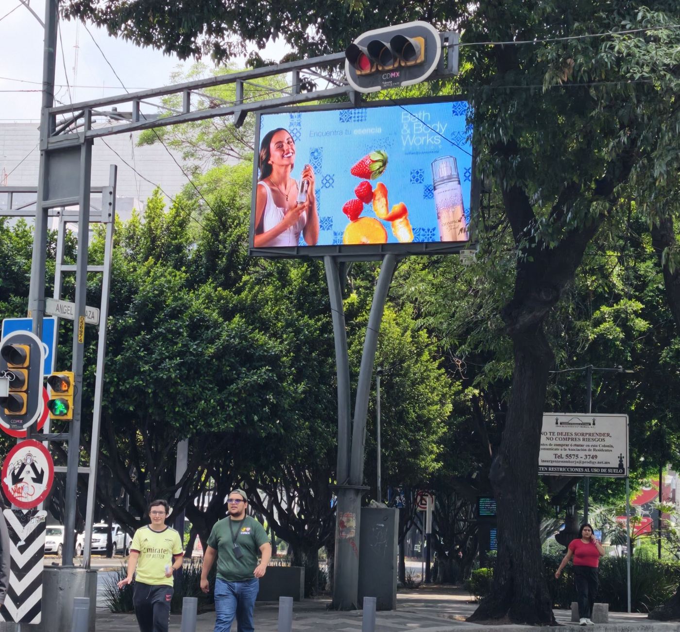 Digital billboard at Insurgentes and Ángel Urraza